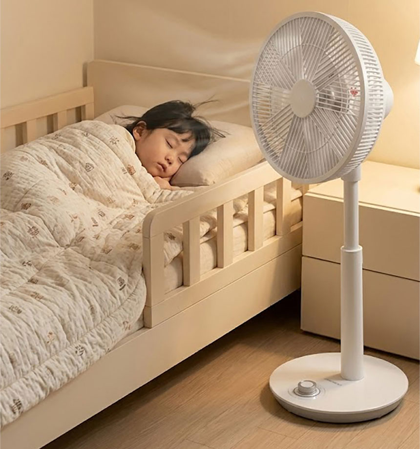 침실에 배치된 무선 서큘레이터